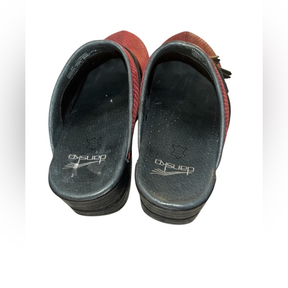 Red Textured Women's Clogs - Picture 5 of 7